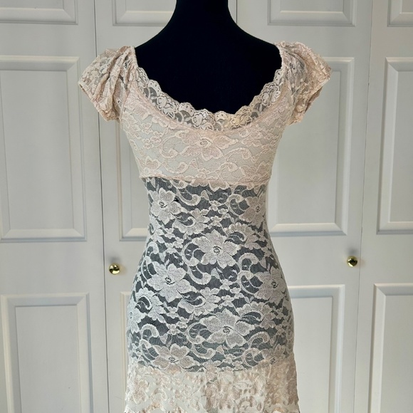 Cream Lace Long Statement Top with Frilly Lace Cap Sleeves Size L - Picture 2 of 3
